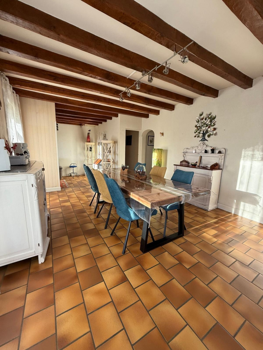 
                                                Vente
                                                 Maison avec grand terrain et dépendances