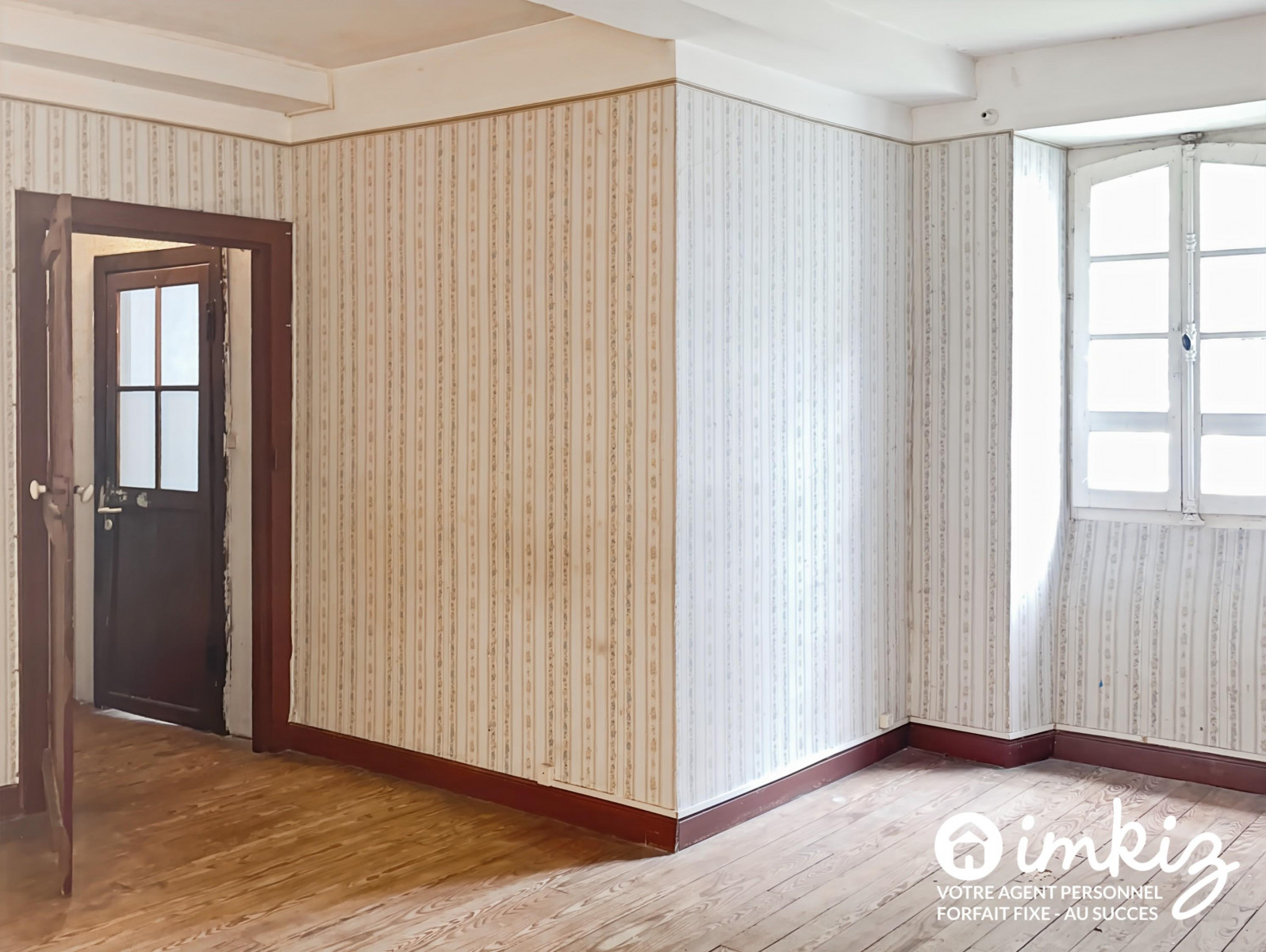 
                                                Vente
                                                 Maison avec jardins et grande dépendance