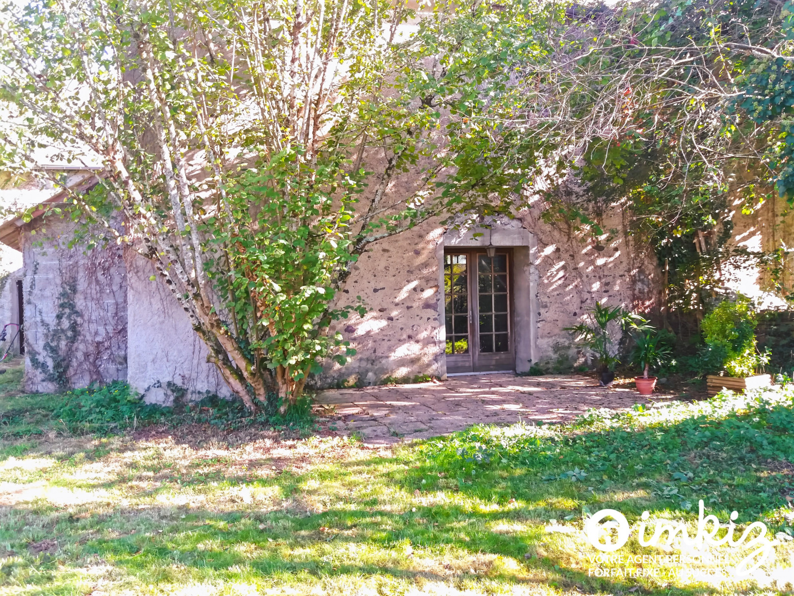 
                                                Vente
                                                 Maison avec jardins et grande dépendance