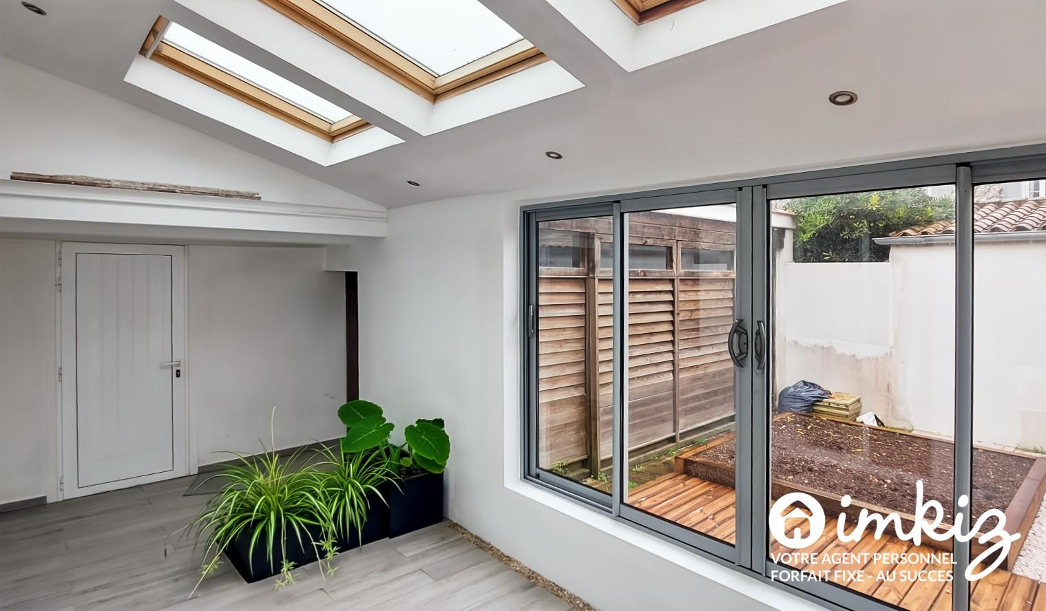 
                                                Vente
                                                 Maison avec patio et jardin