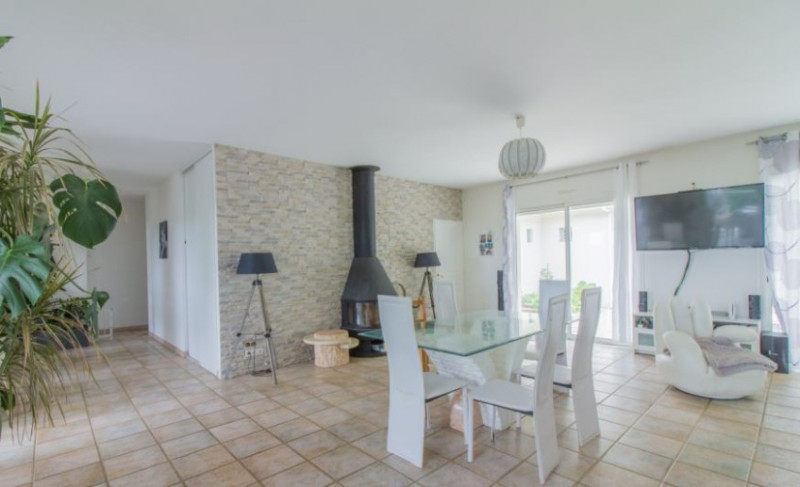 
                                                Vente
                                                 Maison avec piscine intérieur