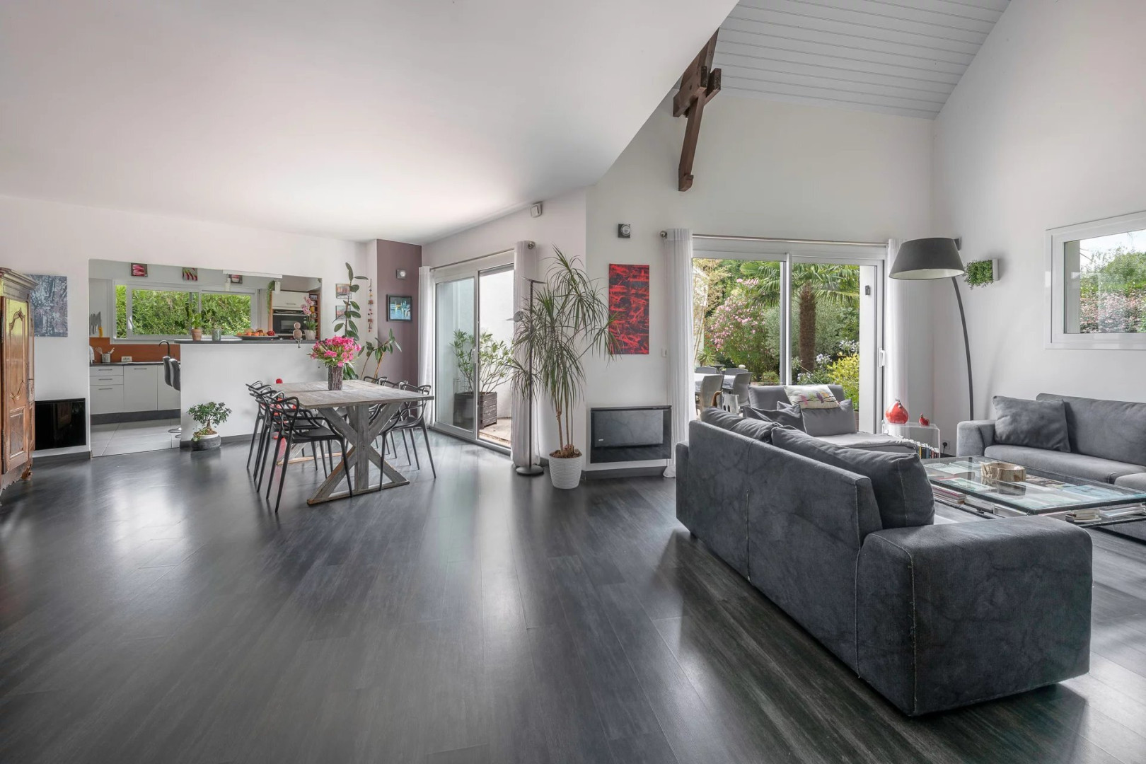 
                                                Vente
                                                 Maison avec piscine intérieure à Guérande - Proche de la Mer et des commodités