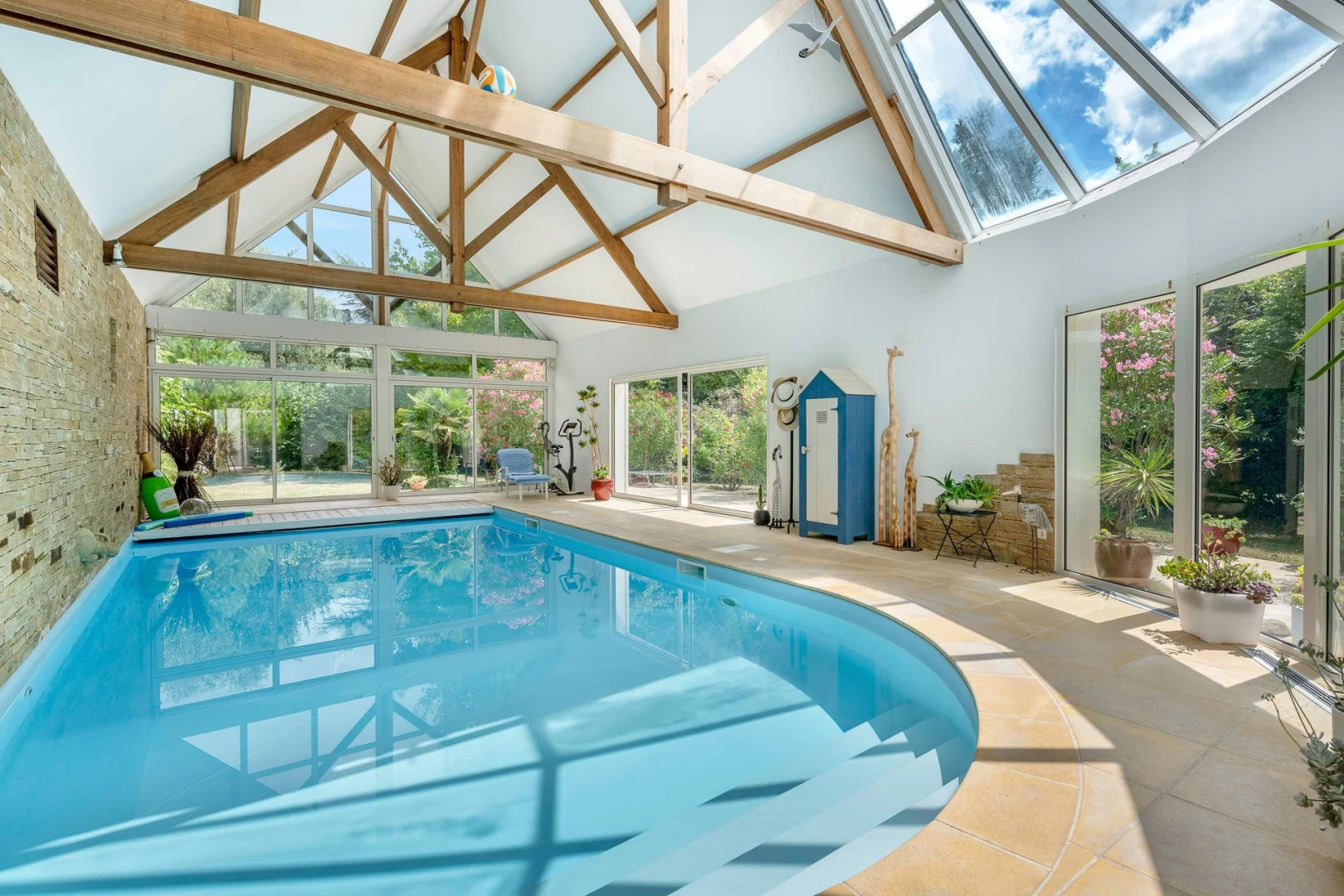 
                                                Vente
                                                 Maison avec piscine intérieure à Guérande - Proche de la Mer et des commodités