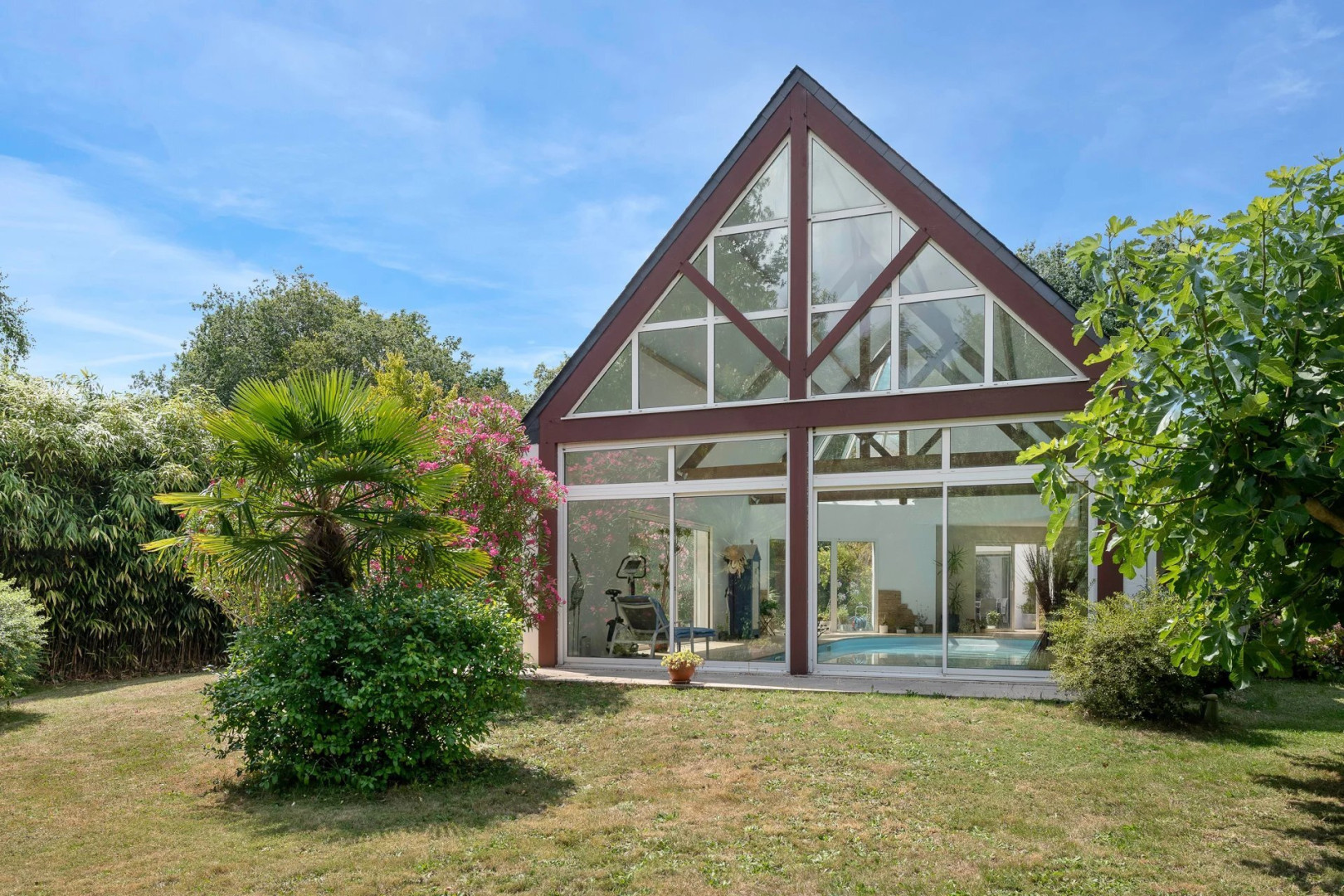 
                                                Vente
                                                 Maison avec piscine intérieure à Guérande - Proche de la Mer et des commodités