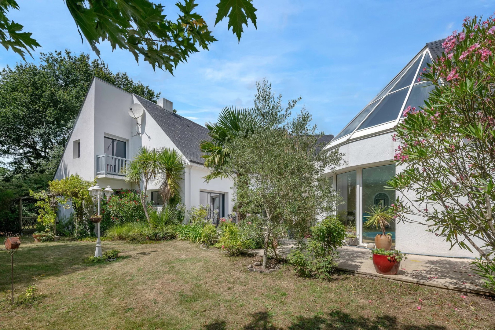 
                                                Vente
                                                 Maison avec piscine intérieure à Guérande - Proche de la Mer et des commodités
