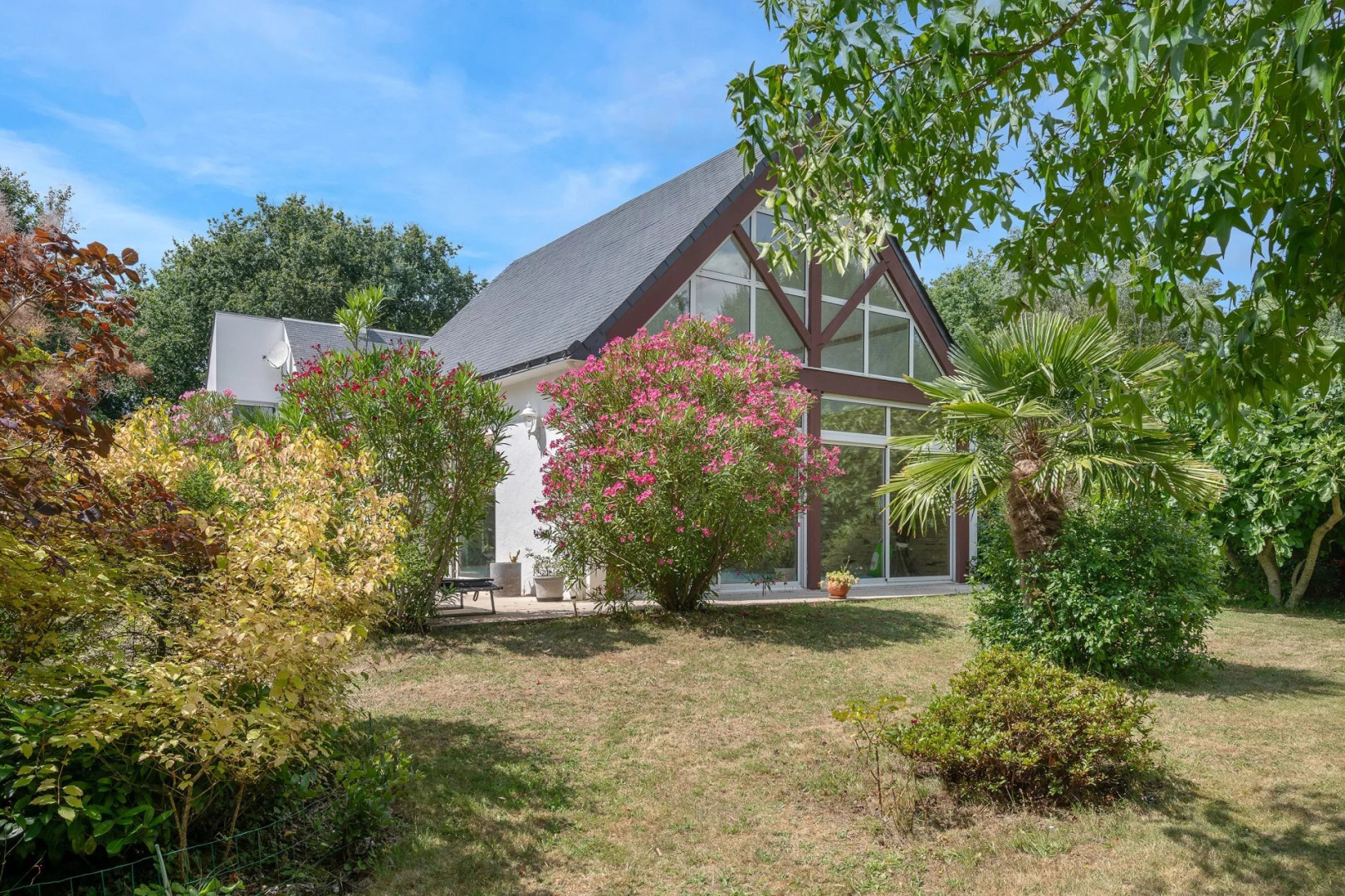 
                                                Vente
                                                 Maison avec piscine intérieure à Guérande - Proche de la Mer et des commodités