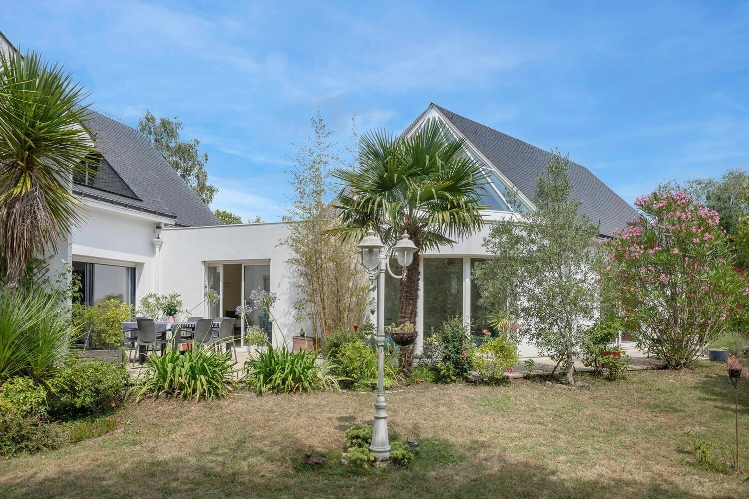 
                                                Vente
                                                 Maison avec piscine intérieure à Guérande - Proche de la Mer et des commodités