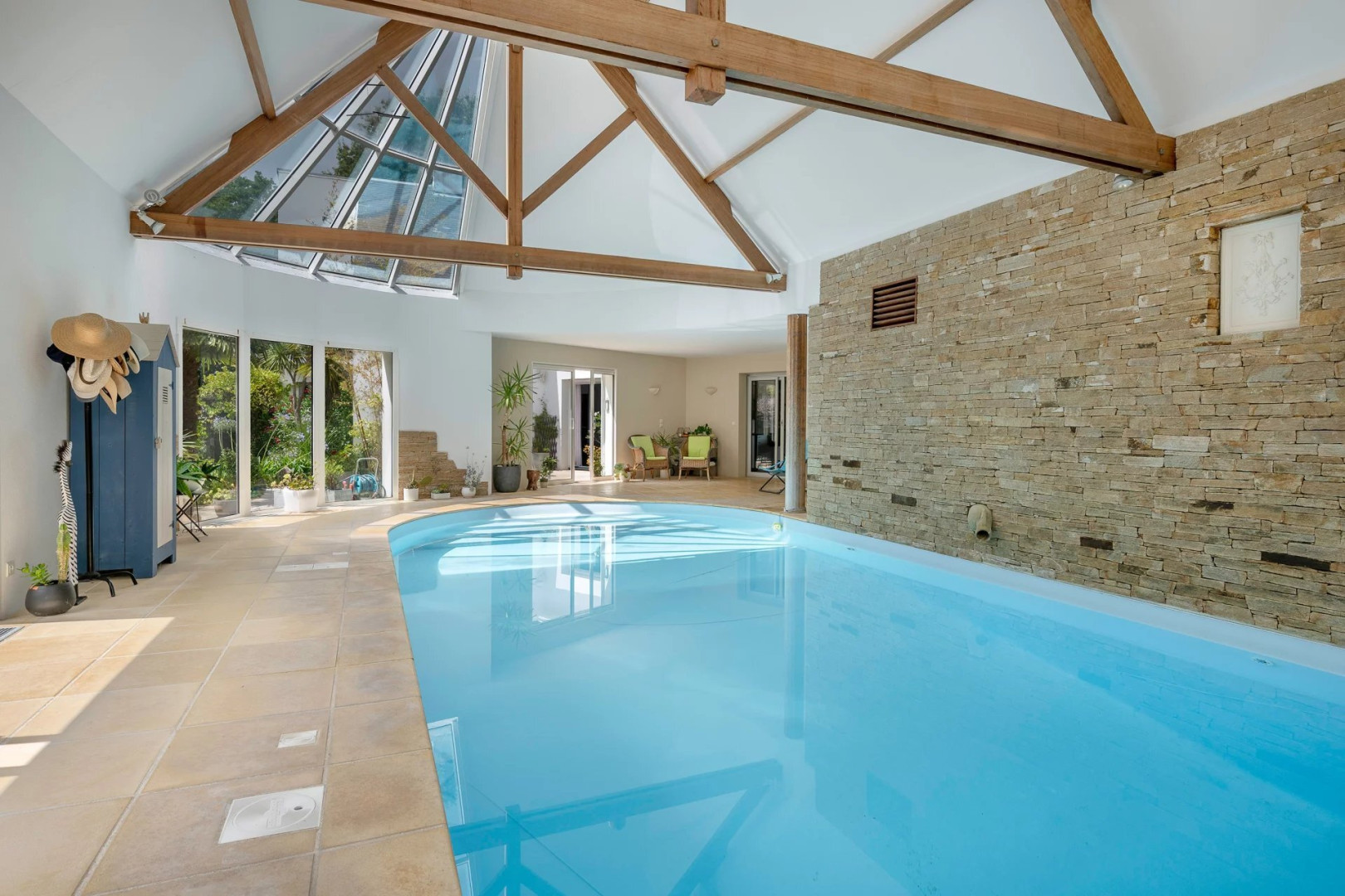
                                                Vente
                                                 Maison avec piscine intérieure à Guérande - Proche de la Mer et des commodités