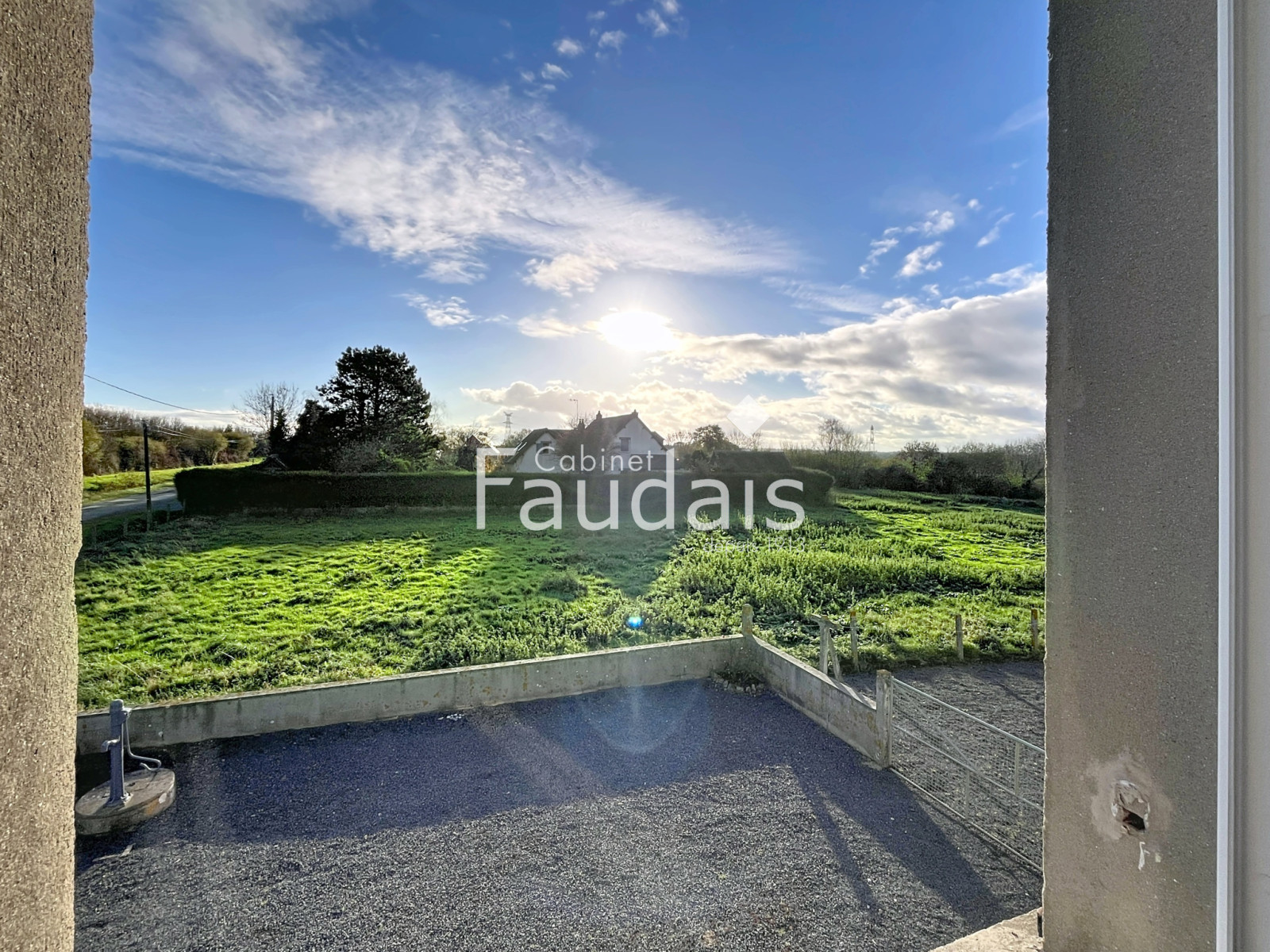 
                                                Vente
                                                 Maison avec potentiel d'agrandissement et grand terrain à 10