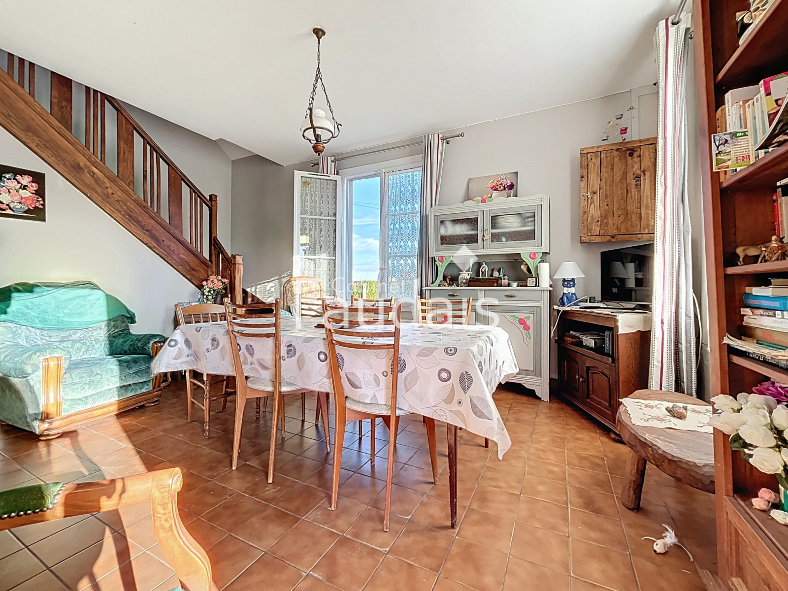 
                                                Vente
                                                 Maison avec potentiel d'agrandissement et grand terrain à 10