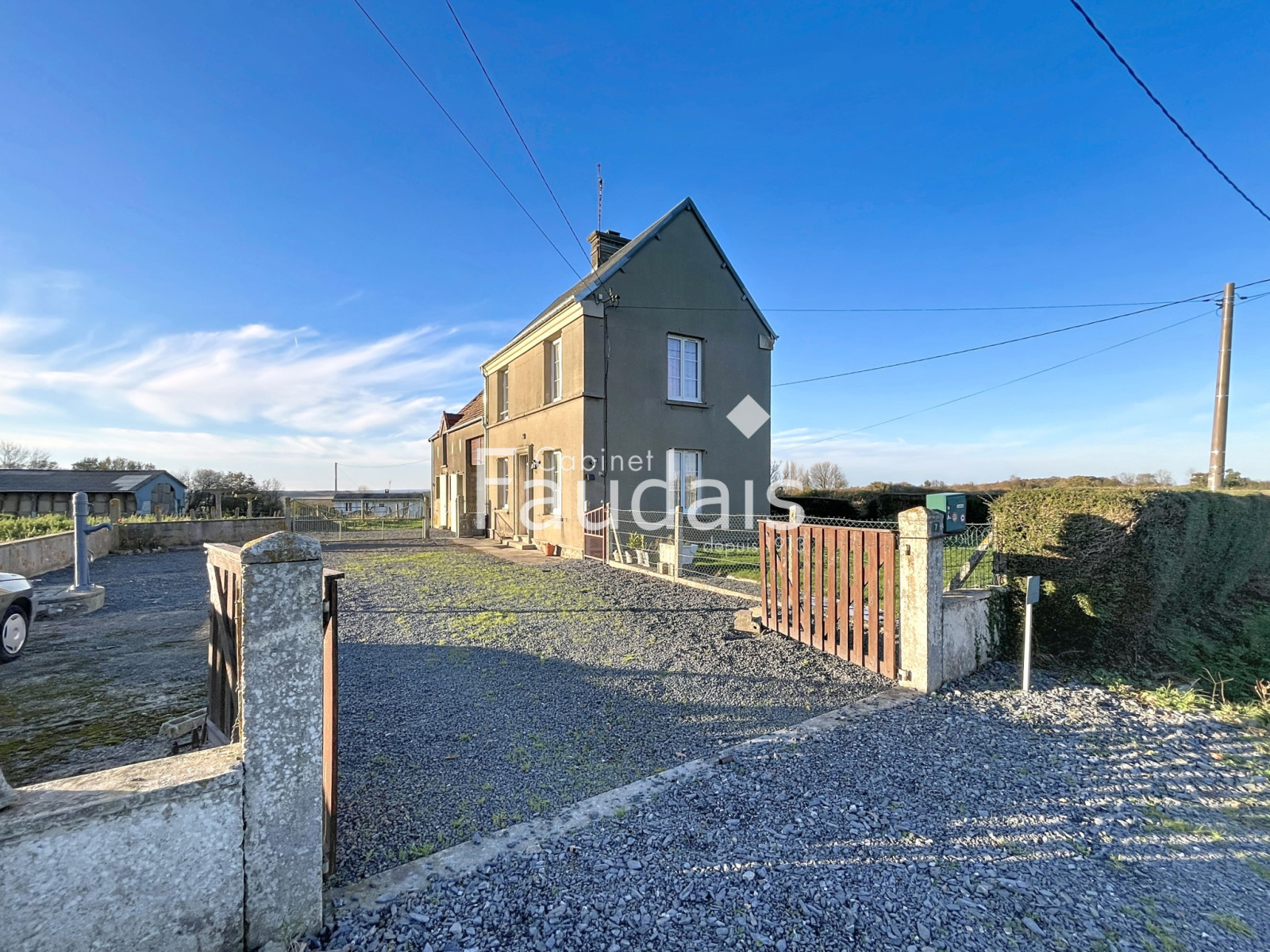 
                                                Vente
                                                 Maison avec potentiel d'agrandissement et grand terrain à 10