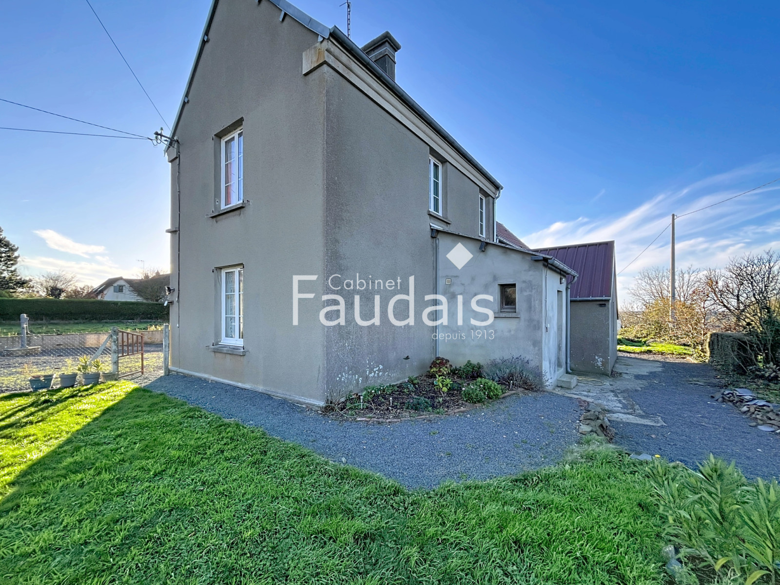 
                                                Vente
                                                 Maison avec potentiel d'agrandissement et grand terrain à 10