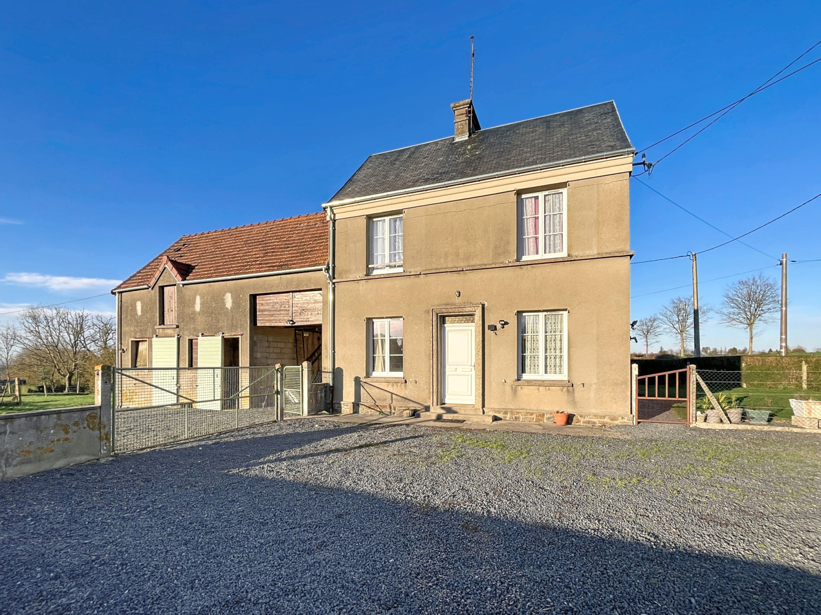 
                                                Vente
                                                 Maison avec potentiel d'agrandissement et grand terrain à 10
