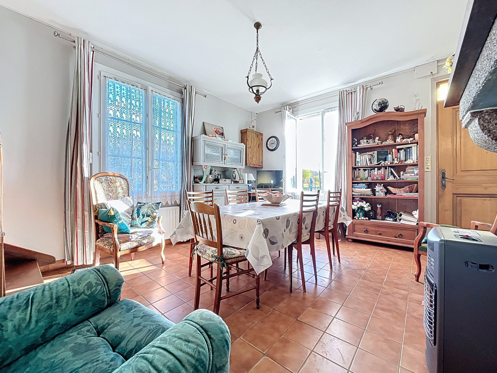 
                                                Vente
                                                 Maison avec potentiel d'agrandissement et grand terrain à 10