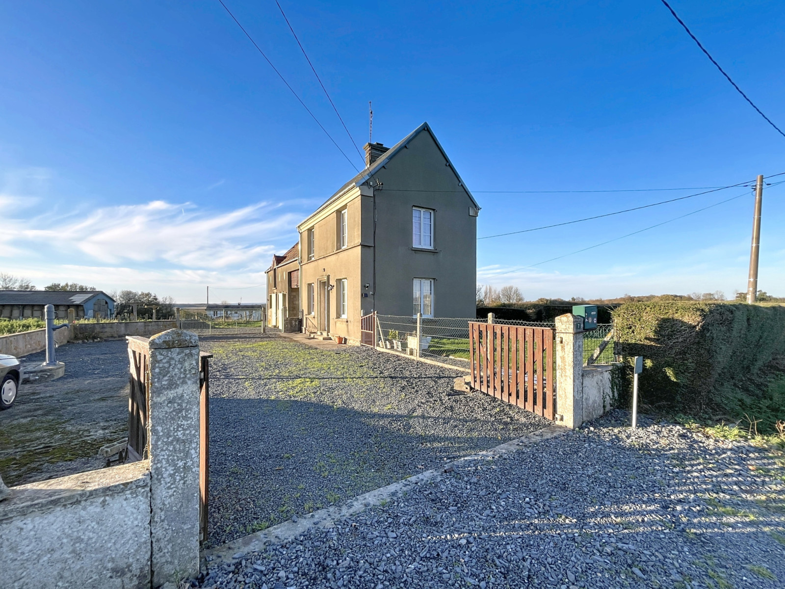 
                                                Vente
                                                 Maison avec potentiel d'agrandissement et grand terrain à 10