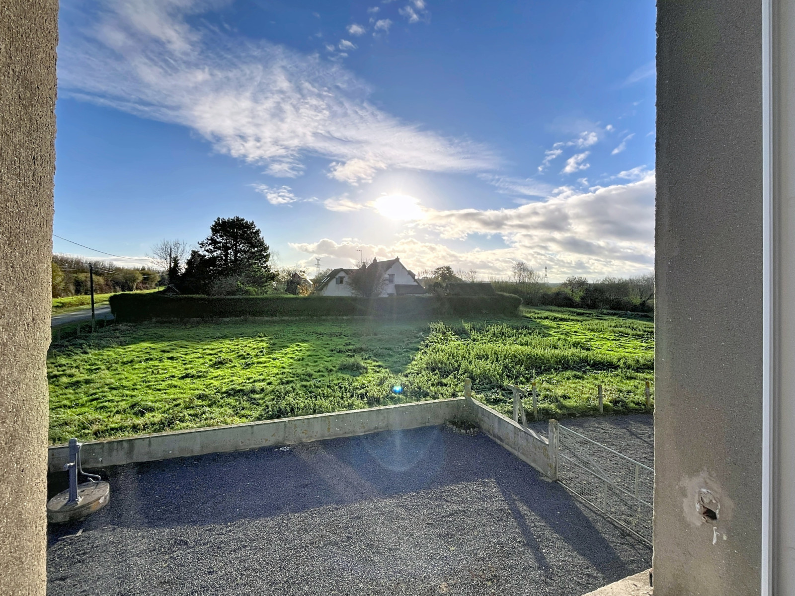 
                                                Vente
                                                 Maison avec potentiel d'agrandissement et grand terrain à 10