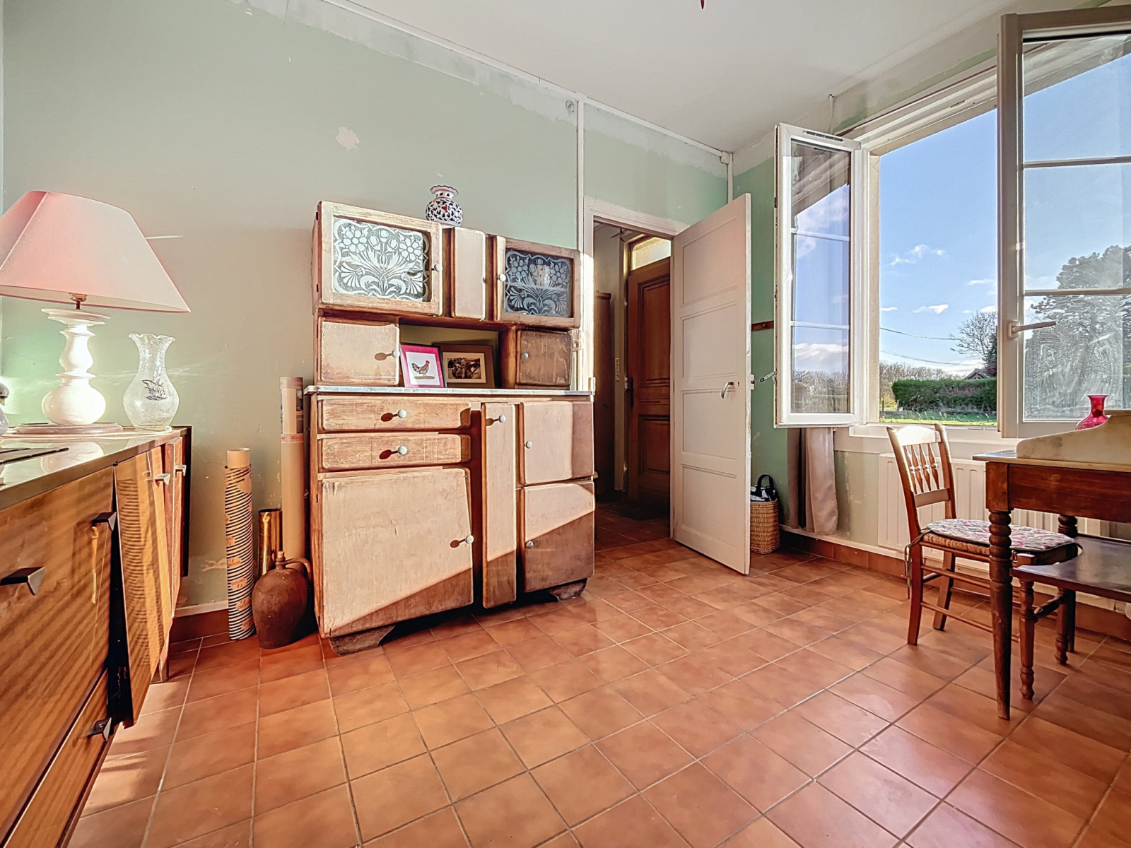 
                                                Vente
                                                 Maison avec potentiel d'agrandissement et grand terrain à 10