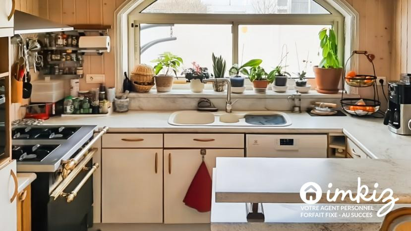 
                                                Vente
                                                 Maison avec sous-sol complet, piscine et jardin