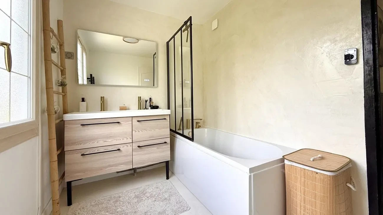
                                                Vente
                                                 Maison avec sous-sol total 6 pièces 143m²