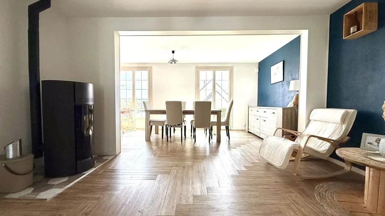 
                                                Vente
                                                 Maison avec sous-sol total 6 pièces 143m²