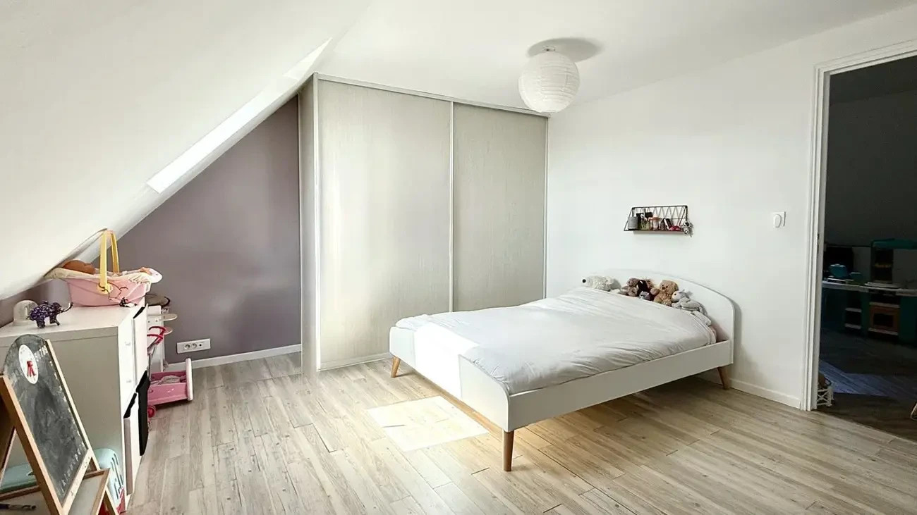 
                                                Vente
                                                 Maison avec sous-sol total 6 pièces 143m²