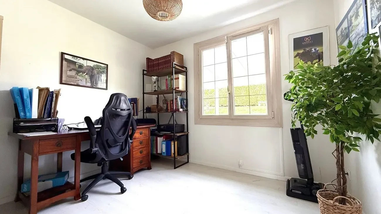 
                                                Vente
                                                 Maison avec sous-sol total 6 pièces 143m²