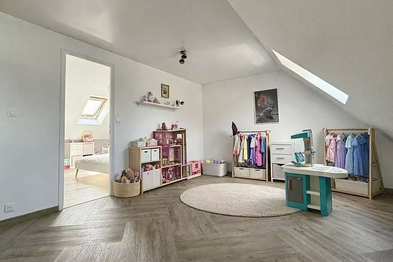 
                                                Vente
                                                 Maison avec sous-sol total 6 pièces 143m²