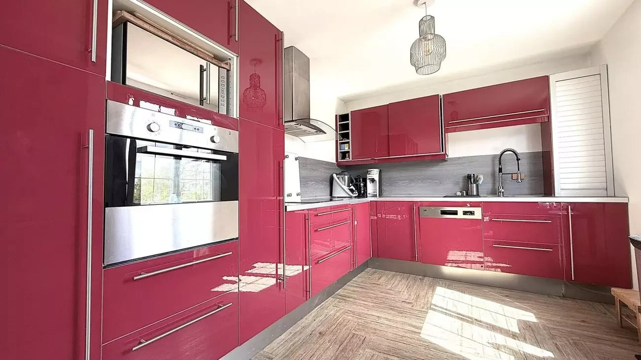
                                                Vente
                                                 Maison avec sous-sol total 6 pièces 143m²