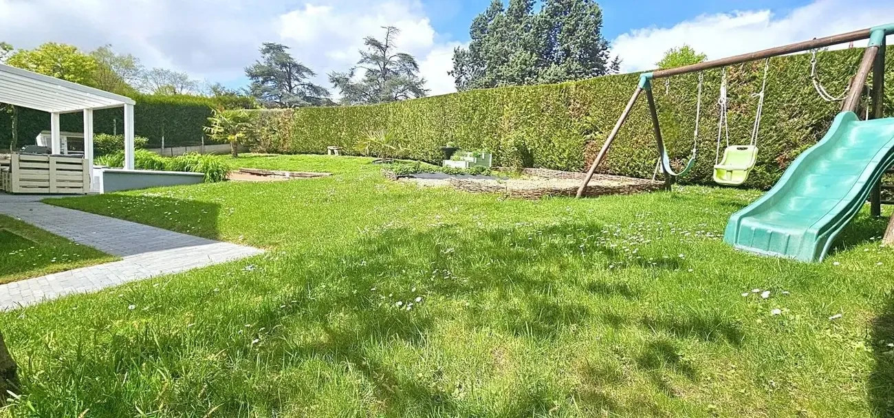 
                                                Vente
                                                 Maison avec sous-sol total 6 pièces 143m²