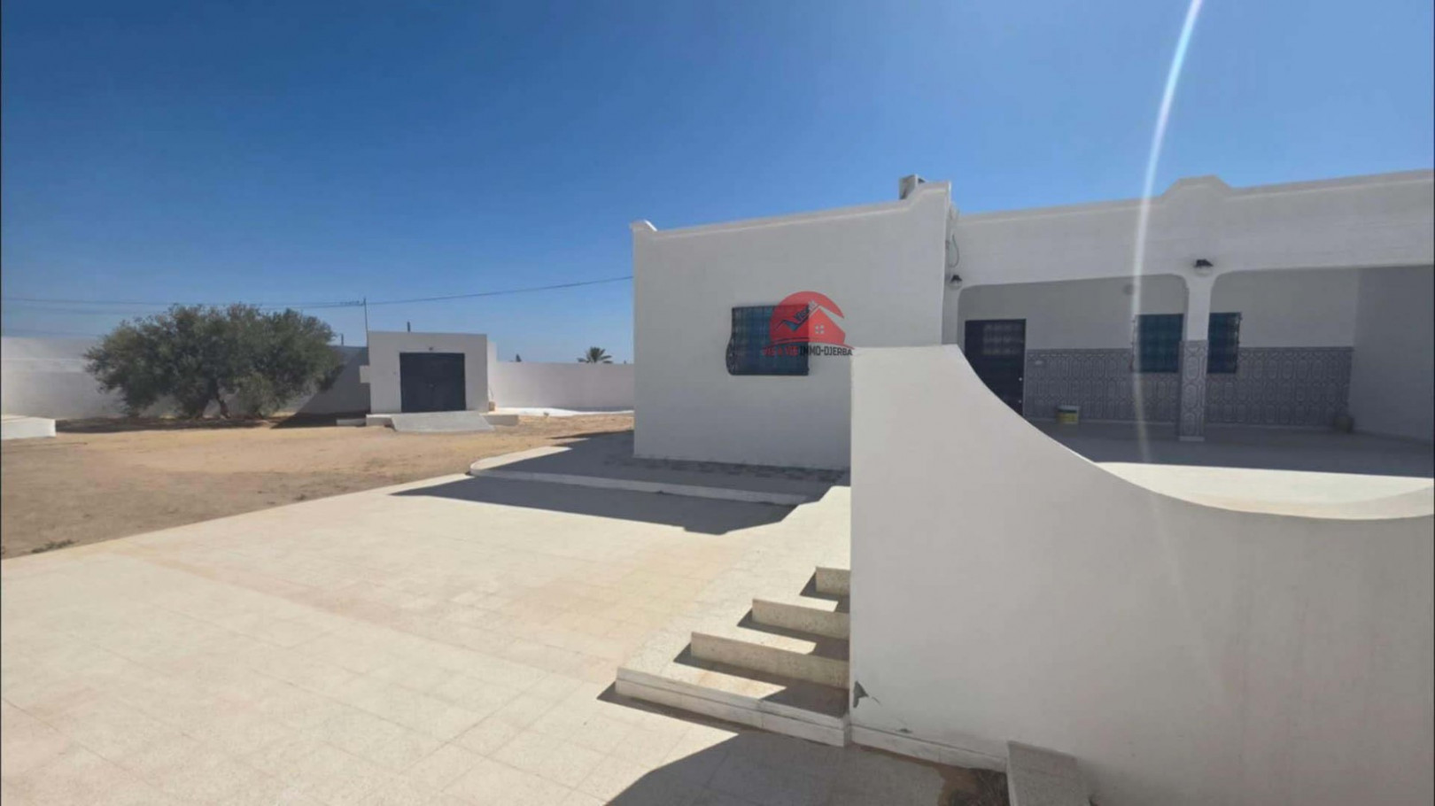 
                                                Vente
                                                 MAISON AVEC TERRAIN À HOUMT SOUK DJERBA ZA