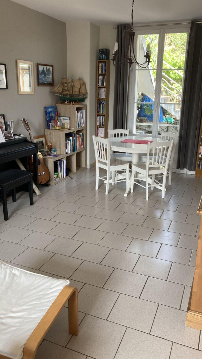 
                                                Location
                                                 Maison bien placée et tranquille.