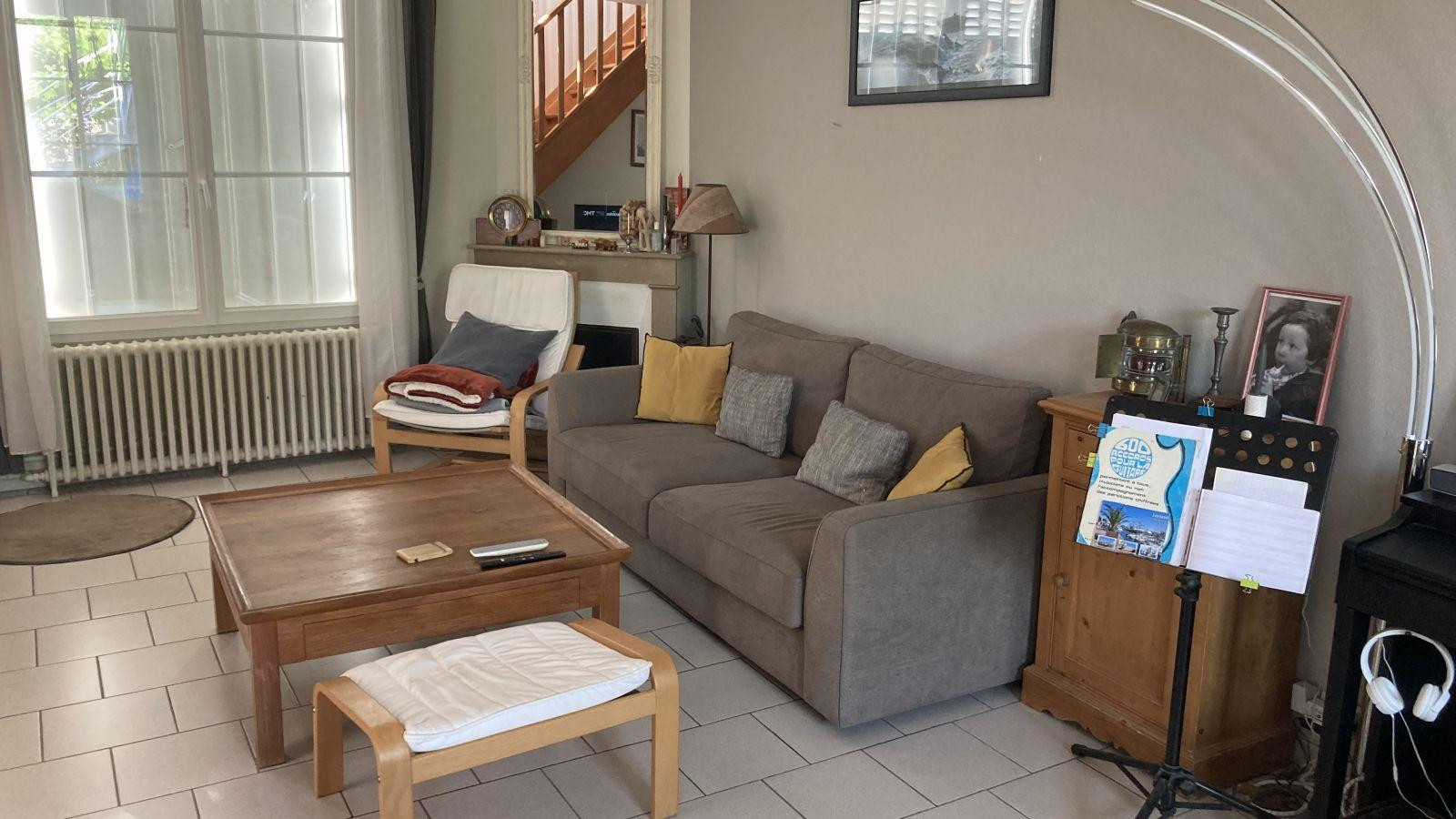 
                                                Location
                                                 Maison bien placée et tranquille.