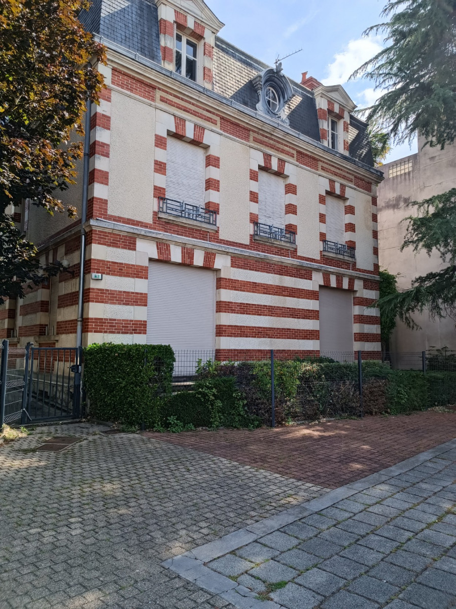 
                                                Vente
                                                 Maison Bourgeoise 397 m²  centre ville de  Vierzon