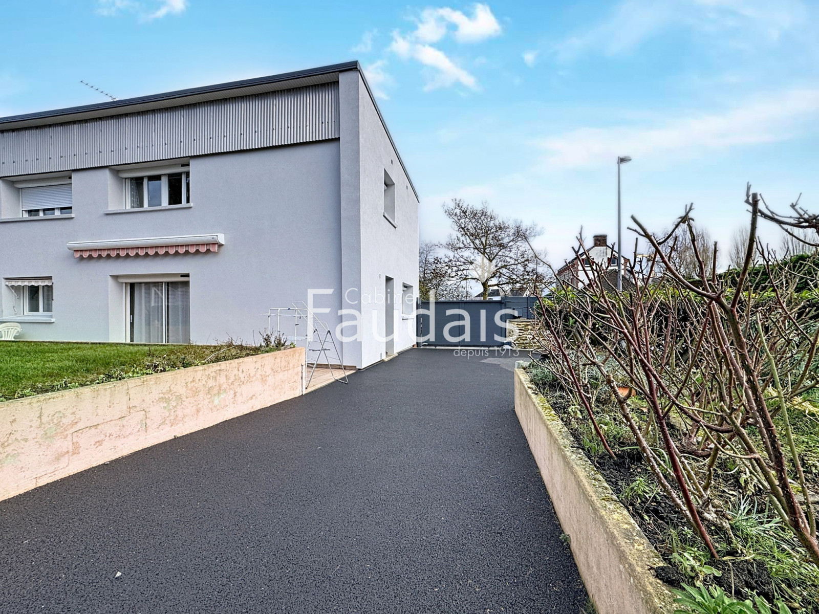 
                                                Vente
                                                 Maison centre ville de Saint-Lô 3 chambres  -529 m2 de terra