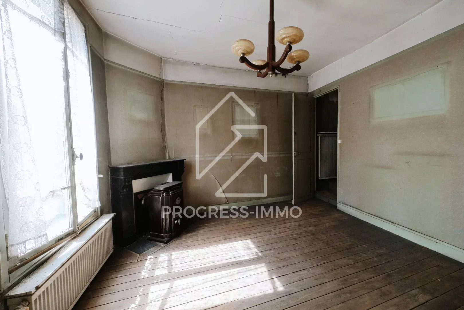 
                                                Vente
                                                 Maison charmante à rénover à La Varenne Saint-Hilaire
