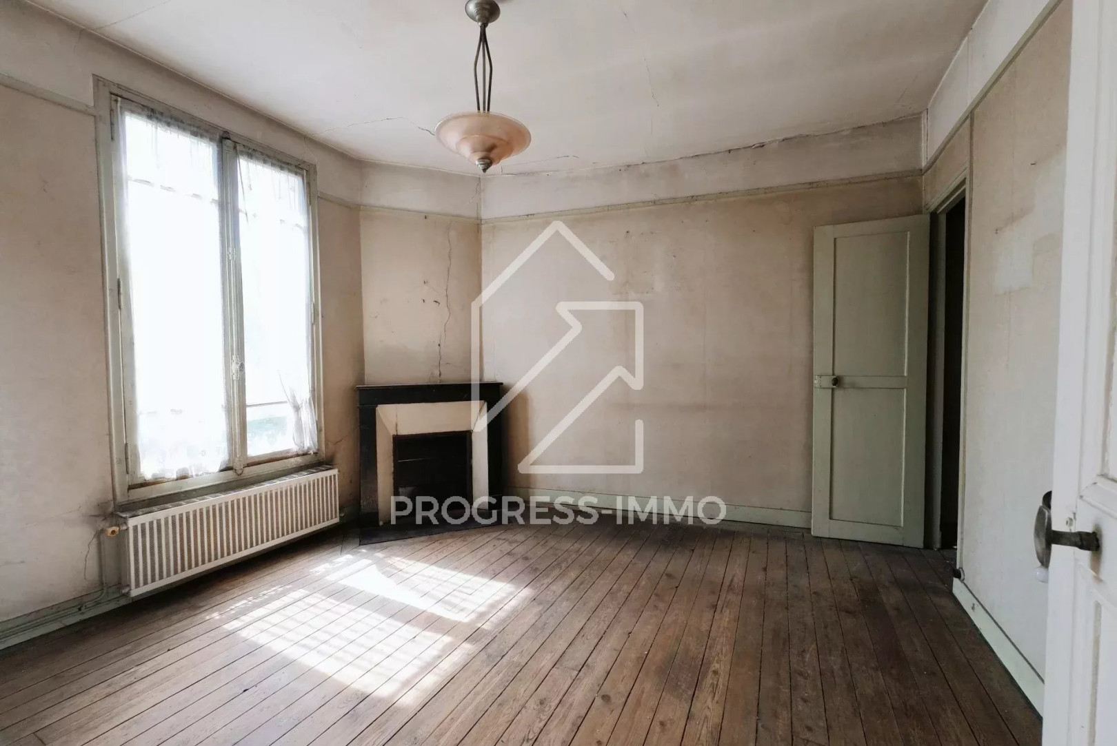 
                                                Vente
                                                 Maison charmante à rénover à La Varenne Saint-Hilaire