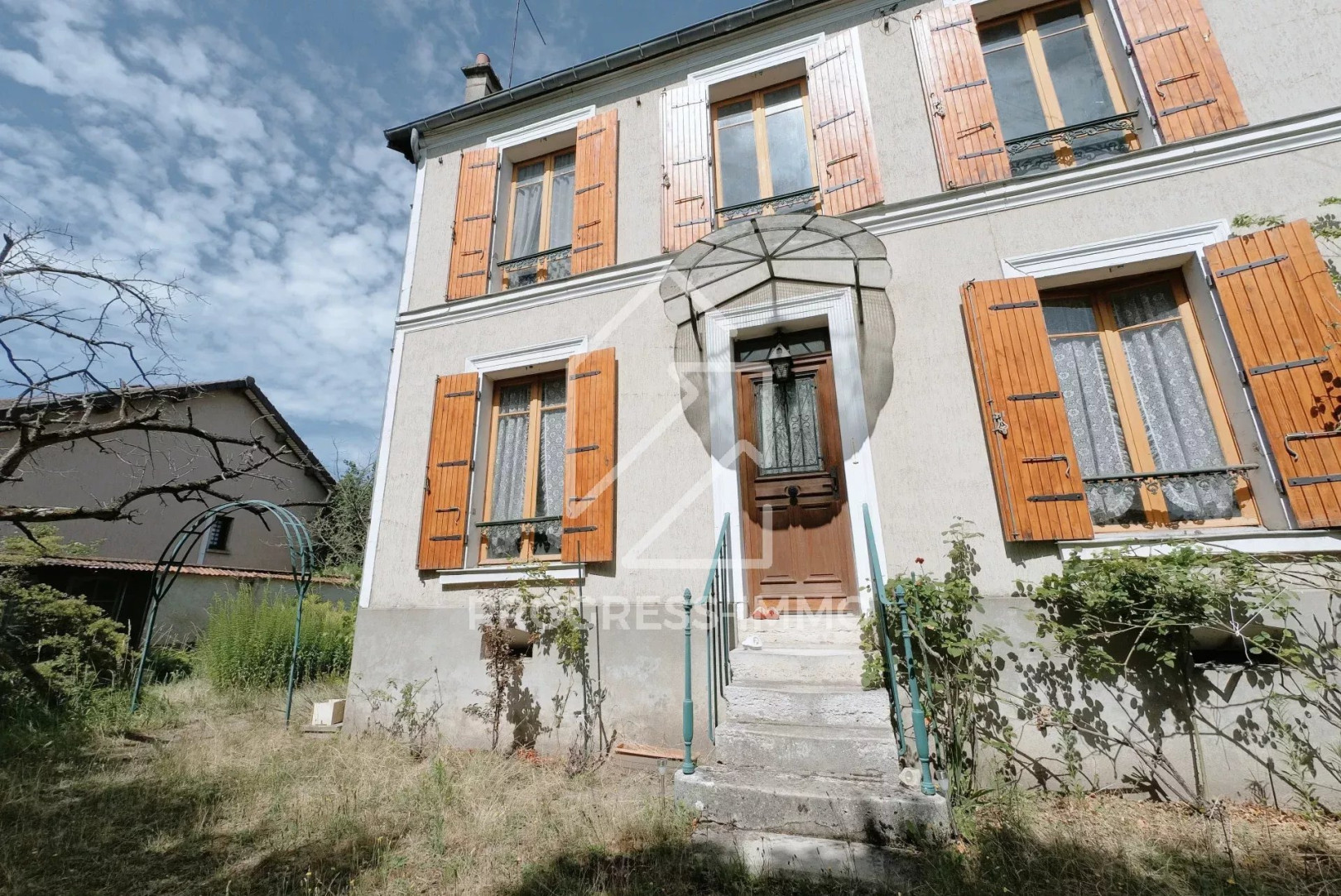 
                                                Vente
                                                 Maison charmante à rénover à La Varenne Saint-Hilaire