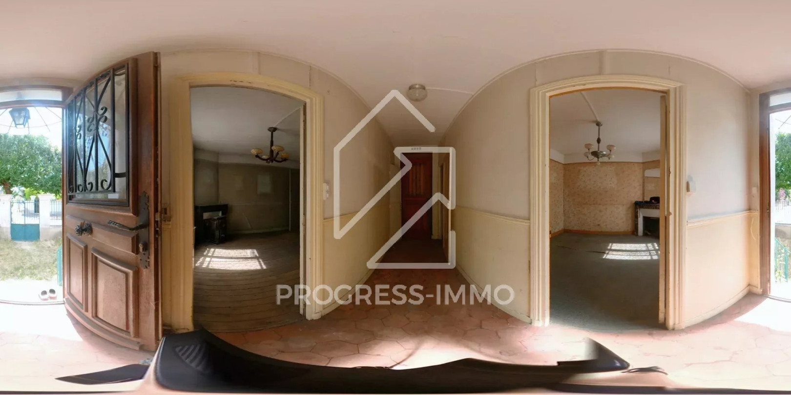 
                                                Vente
                                                 Maison charmante à rénover à La Varenne Saint-Hilaire