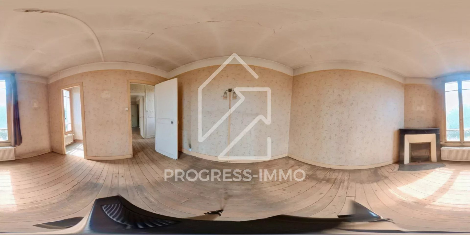 
                                                Vente
                                                 Maison charmante à rénover à La Varenne Saint-Hilaire