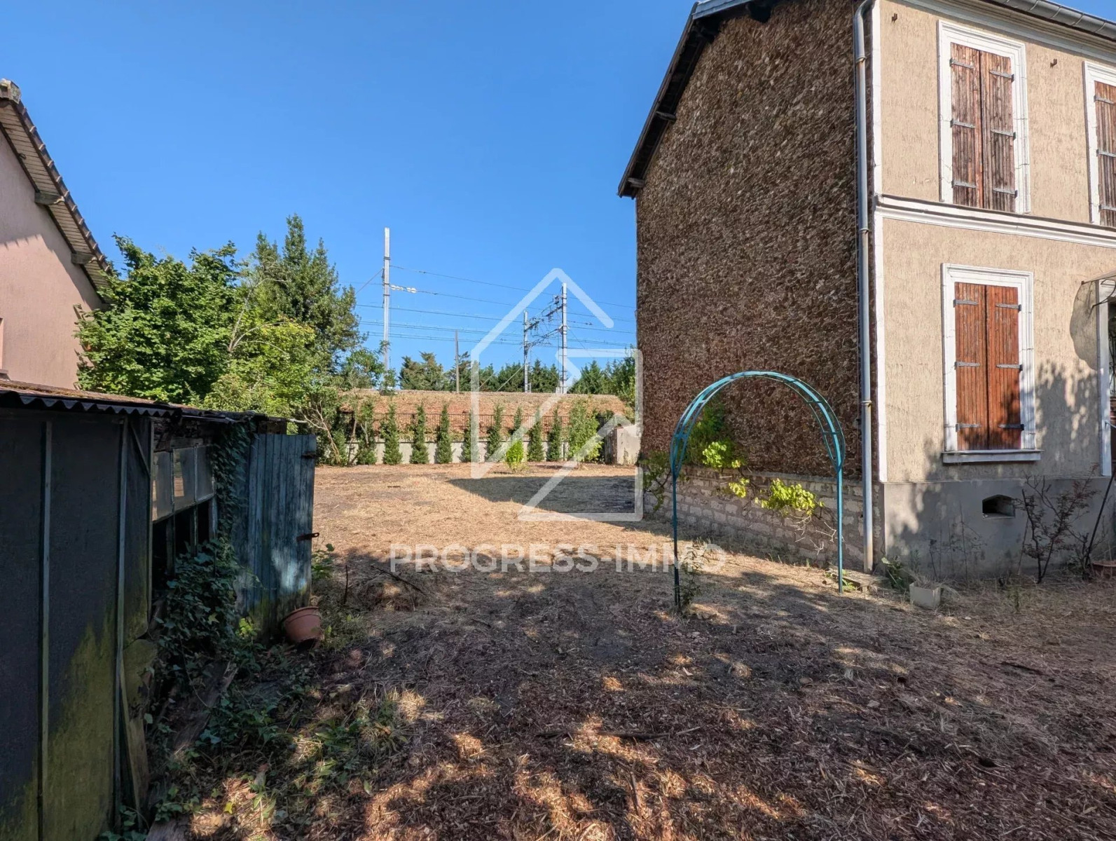 
                                                Vente
                                                 Maison charmante à rénover à La Varenne Saint-Hilaire
