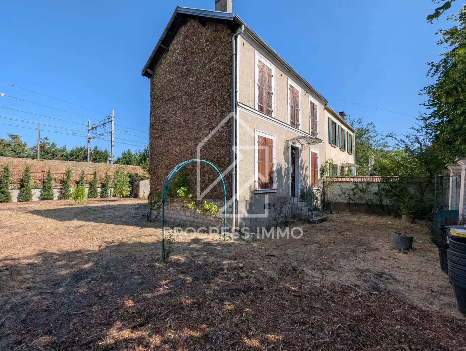 
                                                Vente
                                                 Maison charmante à rénover à La Varenne Saint-Hilaire