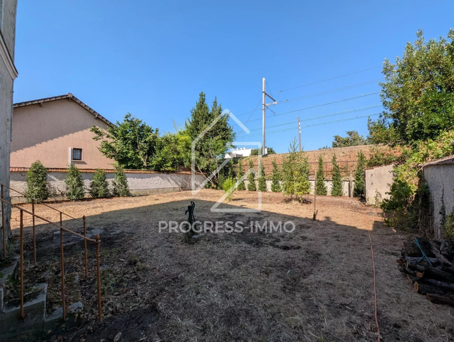 
                                                Vente
                                                 Maison charmante à rénover à La Varenne Saint-Hilaire