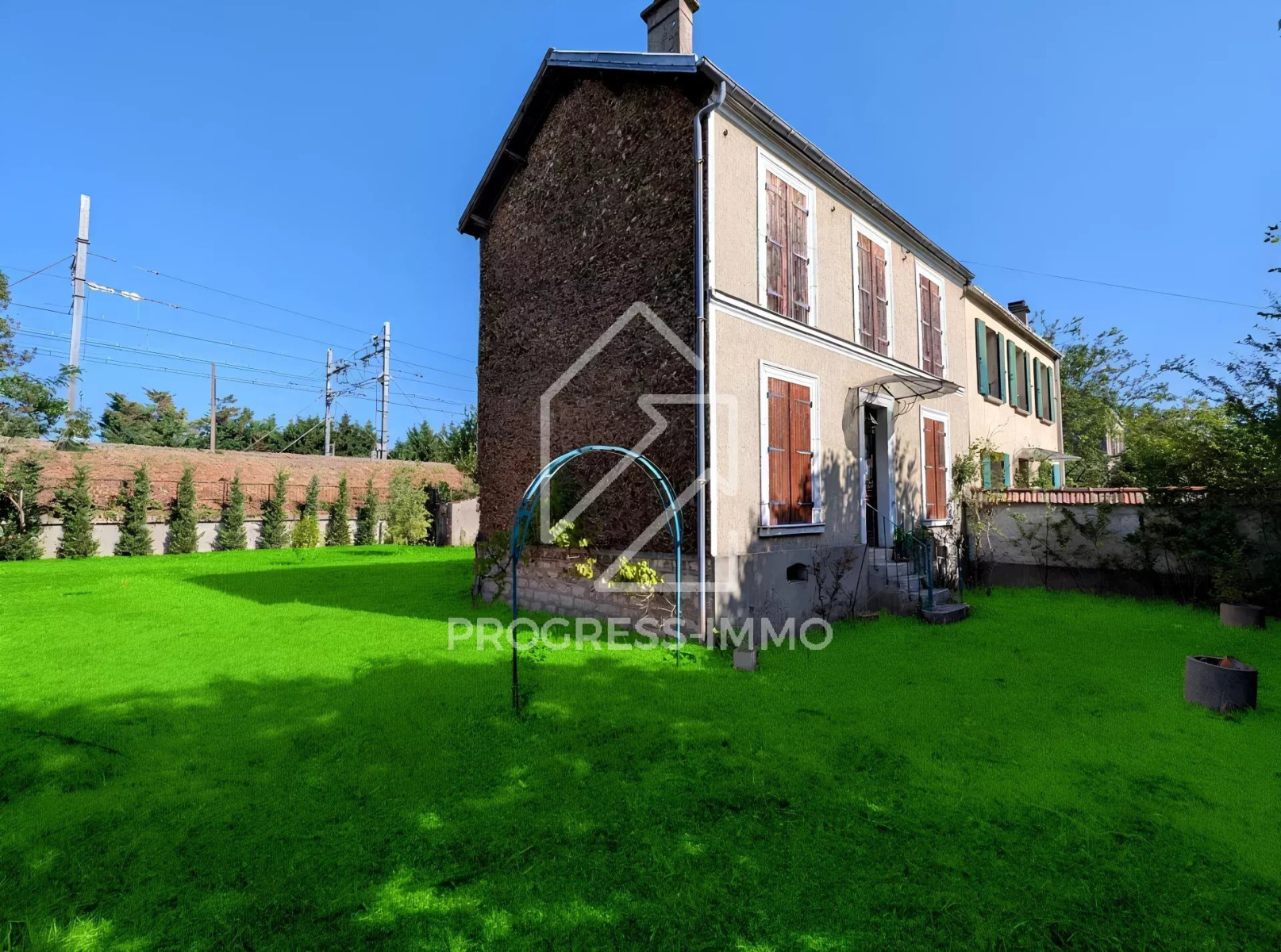
                                                Vente
                                                 Maison charmante à rénover à La Varenne Saint-Hilaire