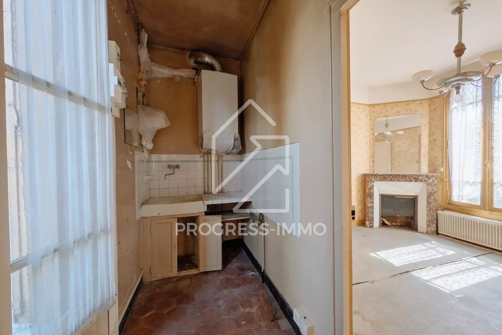 
                                                Vente
                                                 Maison charmante à rénover à La Varenne Saint-Hilaire