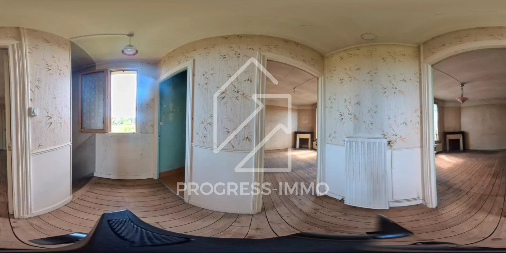 
                                                Vente
                                                 Maison charmante à rénover à La Varenne Saint-Hilaire