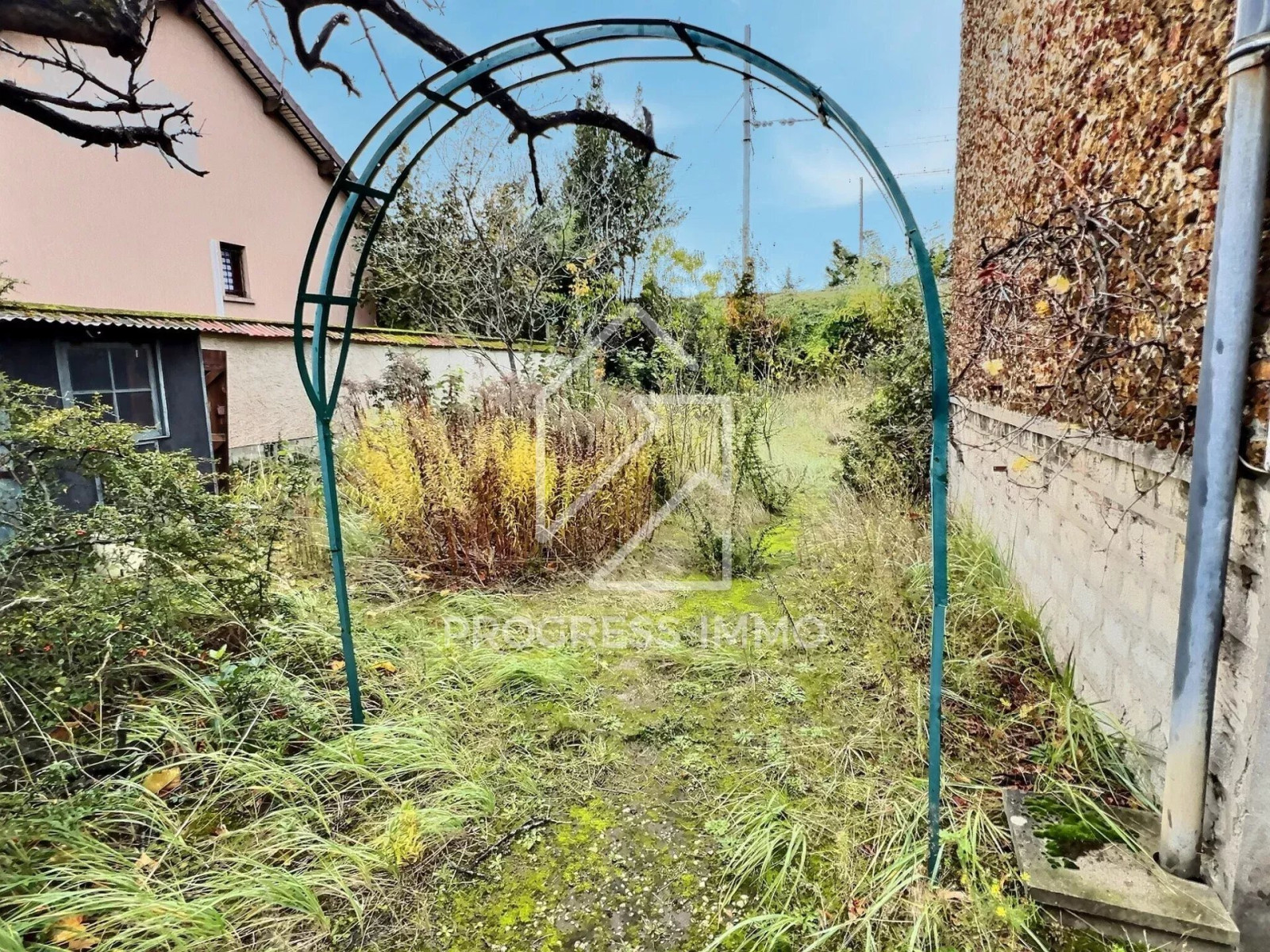
                                                Vente
                                                 Maison charmante à rénover à La Varenne Saint-Hilaire