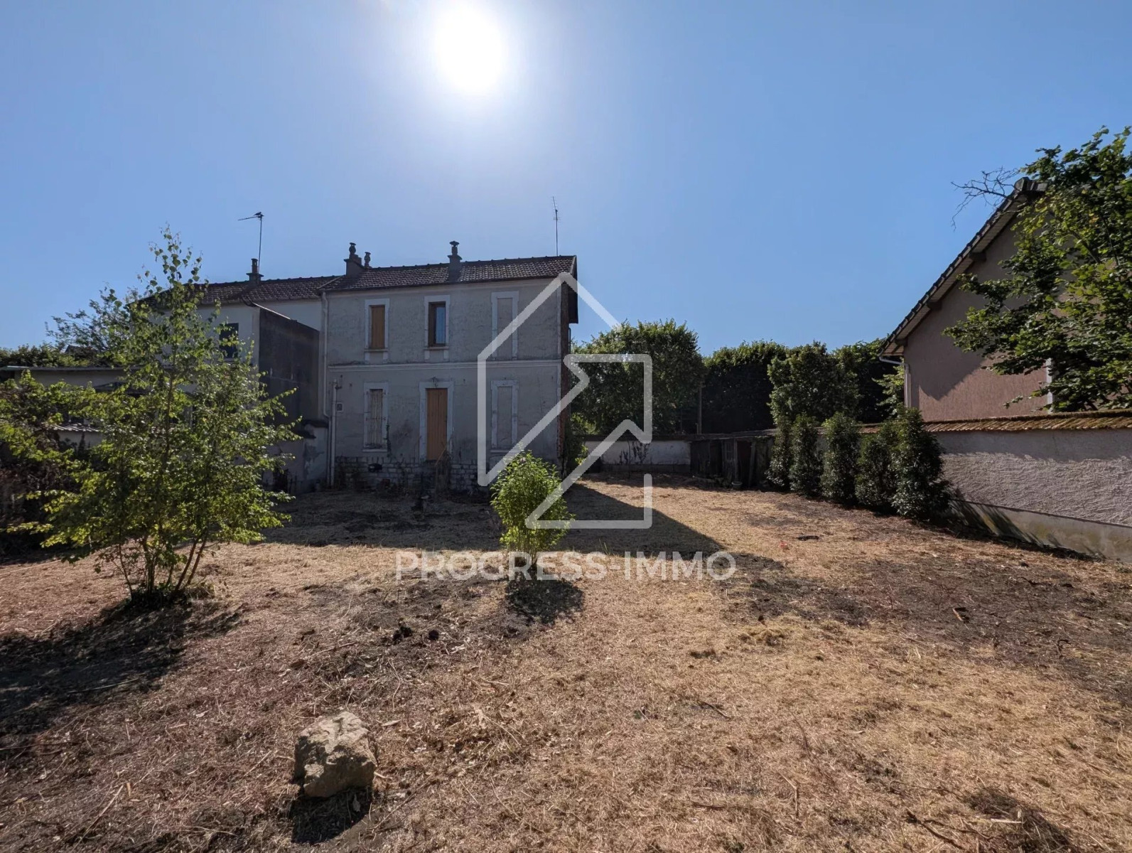 
                                                Vente
                                                 Maison charmante à rénover à La Varenne Saint-Hilaire