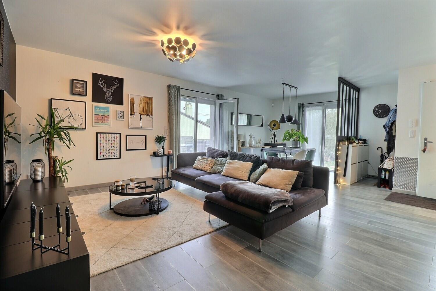 
                                                Vente
                                                 Maison contemporaine avec piscine.