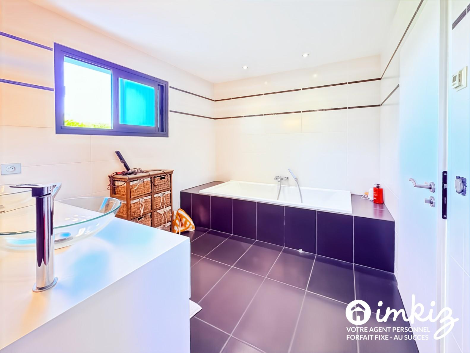 
                                                Vente
                                                 Maison contemporaine avec piscine et jardin