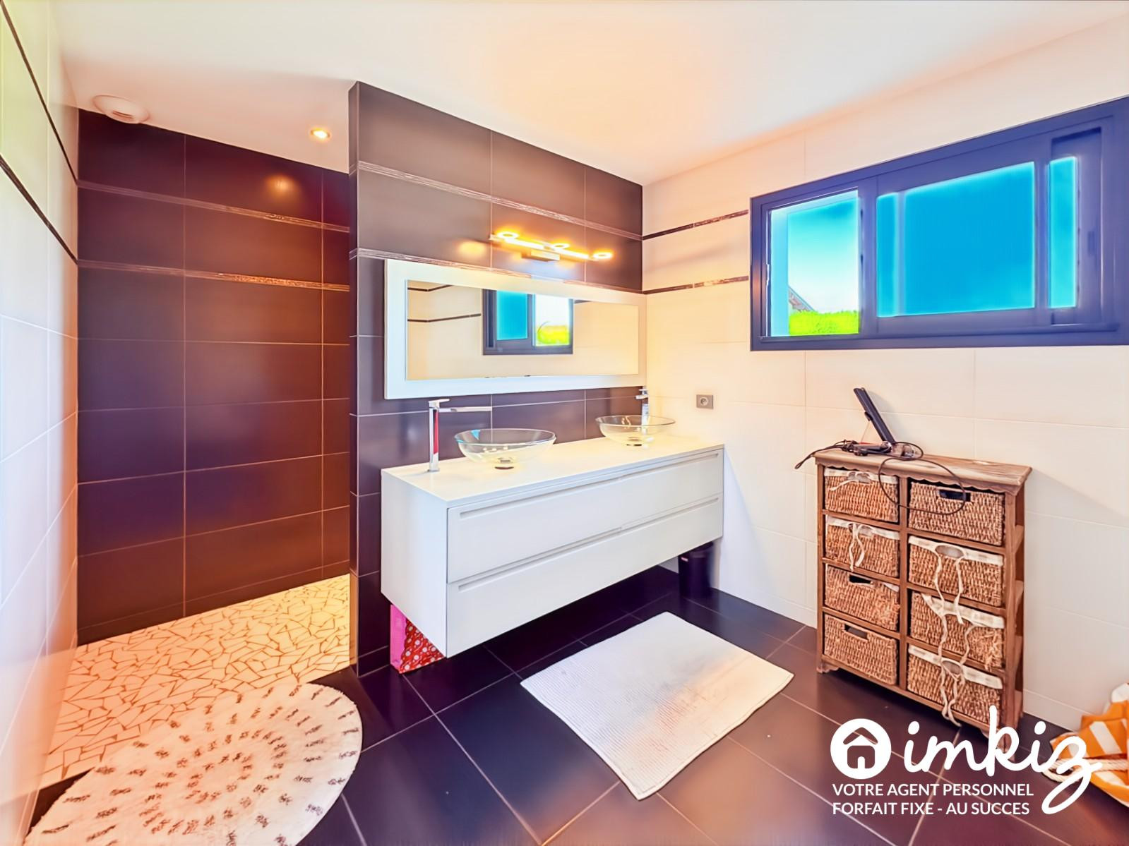 
                                                Vente
                                                 Maison contemporaine avec piscine et jardin